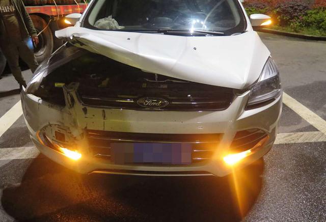 高速路上飞来横货 越野车被砸出大坑