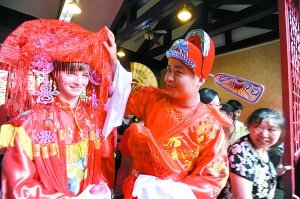 相恋6年情路波折 重庆小伙昨迎娶外国新娘(图)
