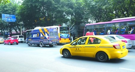 占道行驶开车打电话 这些陋习你有吗(图)