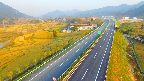 秀松高速秀松高速今日通车 主城至湘西黔东用时减少1~2小时据中铁建