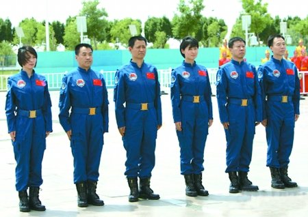 两男一女驾\神九\约会天宫