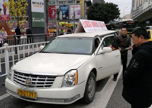 车顶长“犄角”穿梭街头打广告 这辆加长豪车遭查