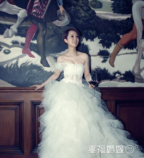 海清拍摄婚纱大片 演绎短发幸福新娘