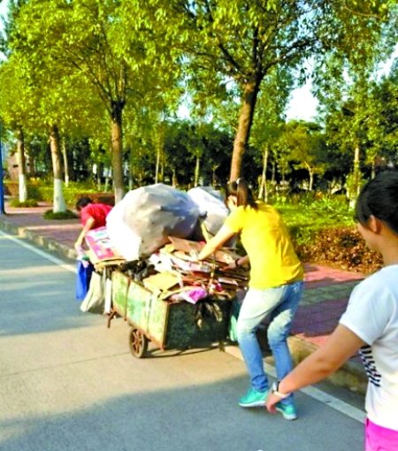 绝望坡上西政妹子帮大叔推废品车 被赞正能量