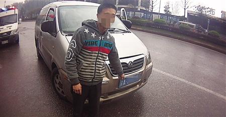 快递小哥无证驾驶 将自己“送”进拘留所
