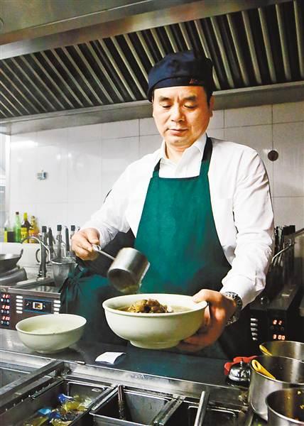 重庆男子开店800多家 将一碗牛肉面卖到半个中国 