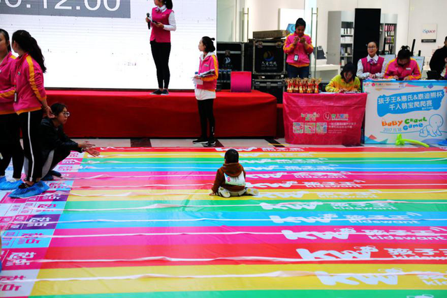 萌翻!万州“孩子王”千余名宝宝参加爬爬赛_大渝网_腾讯网