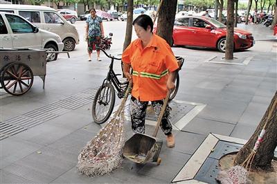 40℃高温清扫街道 58岁清洁工一天喝2升水