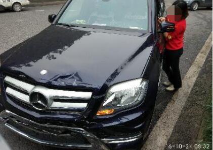 女司机开奔驰iphone7甩落 低头检查手机致追尾