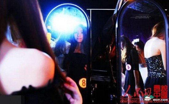 嫩模自曝业内黑幕 为钱甘当富豪玩物