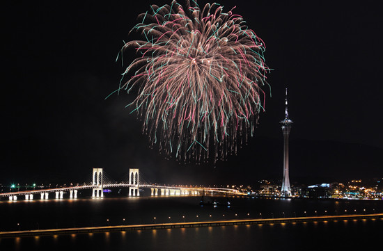 亲临澳门旅游塔 享受最绚丽的澳门烟花之夜