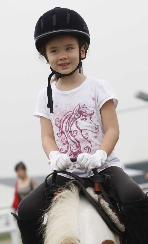 马术小萝莉网络走红 温江有个最萌骑士