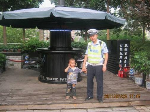 小孩游玩努力交巡警经找回终丢失孩童视频人声朗读图片