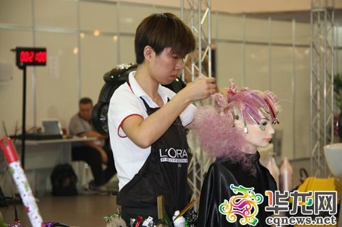 重庆女孩成为世界第一美发师 一年休假不超过