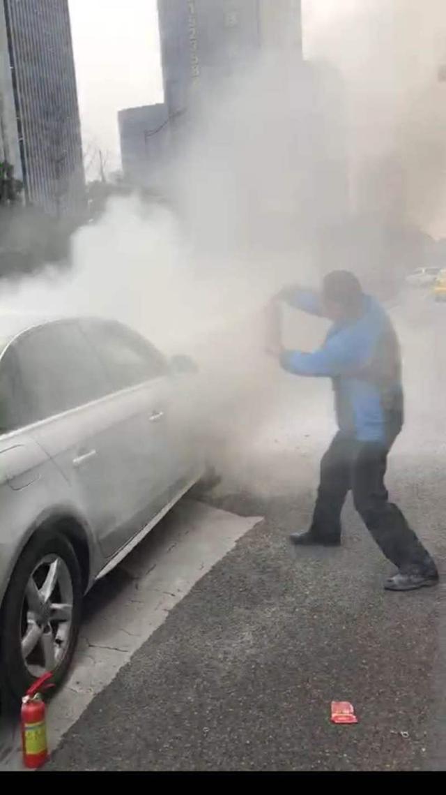 奥迪车突然自燃 公交车司机提灭火器相助