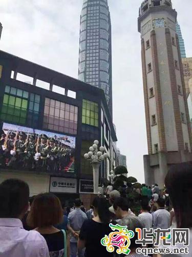 重庆市民街头观看大阅兵直播 为强盛的祖国自豪