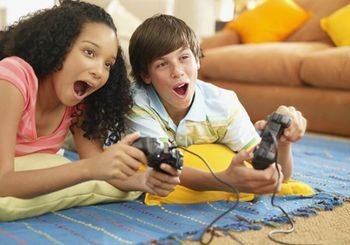 父母该警惕:玩电脑游戏或影响宝宝大脑发育