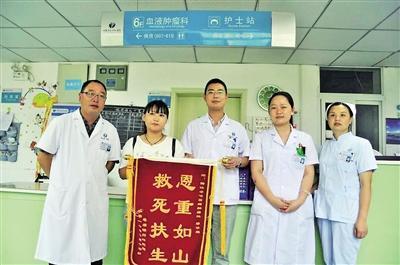 小伙触电心脏骤停 医生夫妇为他争取“黄金4分钟”