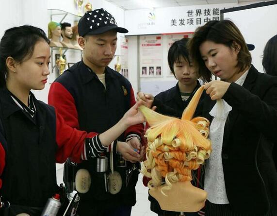 【中国梦之大国工匠篇】重庆23岁姑娘靠剪发