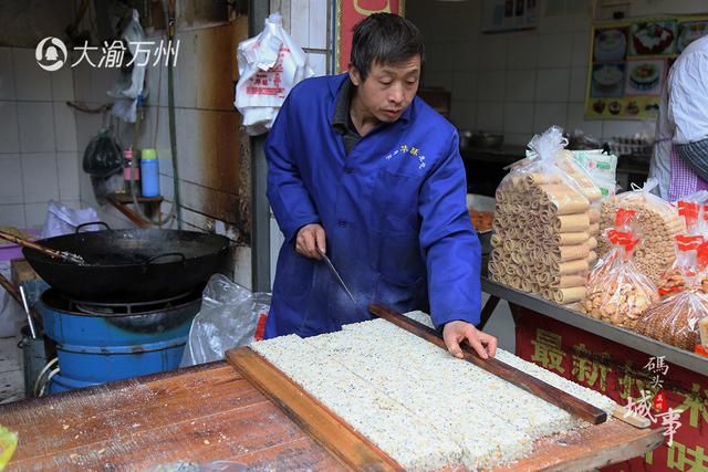 男子卖米花糖日入过万 一天要用50锅白糖