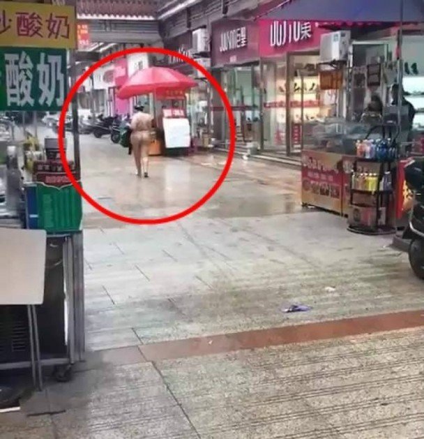 事败后被受害店主认出,为求脱身竟"装疯卖傻",当众脱光衣服,随地大便