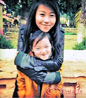 王菲大女儿窦靖童搂妹妹李嫣