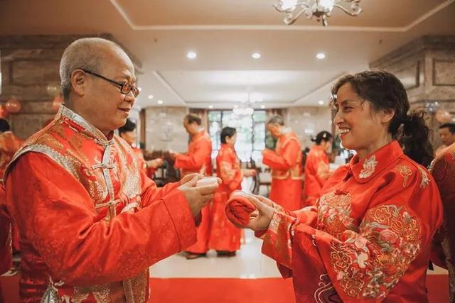 60对金婚银婚夫妇办婚礼 圆迟到半个世纪的梦