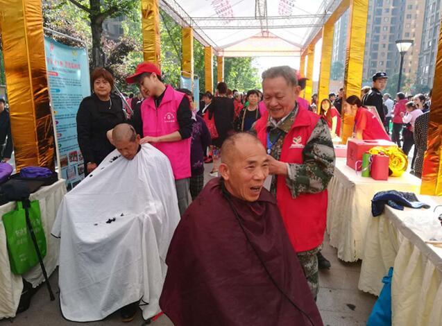 爱在公租房社区邻里节为10名老人庆生:这是