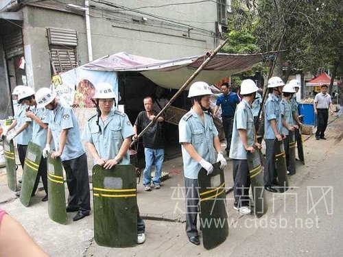 武漢城管擺“鐵桶陣”困小販 市民稱太過(圖)