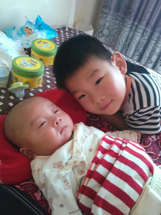 小学生谈二孩:我是家里小皇帝 再生就是篡位_