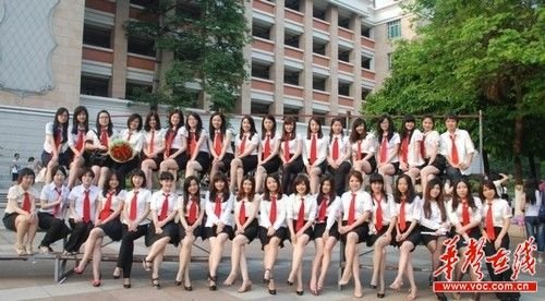 大学女生毕业照集体穿黑丝袜短裙别六道杠