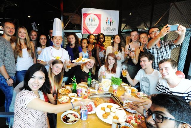 21国在渝老外齐烫火锅过中秋 自创火锅涮月饼