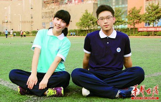 "4月8日,记者在长沙市周南实验中学一个班做调查,提到校服,学生们都有