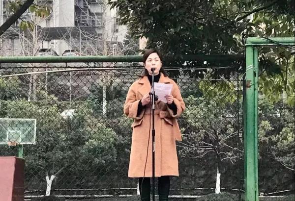 重庆一中学教师开学讲话火了：世界那么大，你凭什么去看看