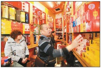 跟踪调查一年 执法人员出击摧毁33个假烟窝点