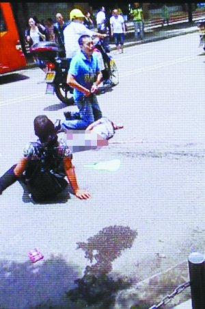 车祸现场,死者家属悲痛欲绝.高清图片