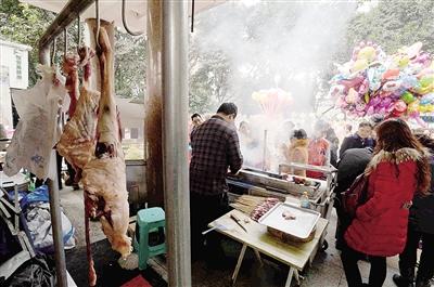 小吃摊扎堆花卉园 市民赏花“遇堵”