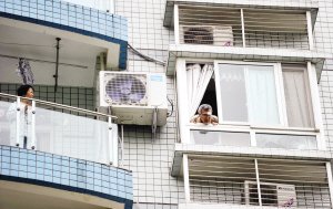 小区业主的空调没地方放 物管应该提前沟通