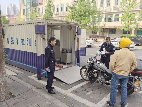 两江新区警方深入民营企业开展上门上线车检服