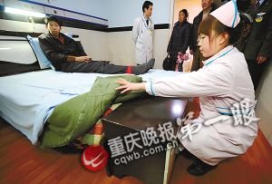 2.24米巨人还在长高 神秘爱心人士接他到医院