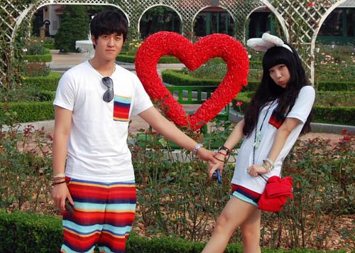 外国人在重庆爱火锅 麻辣小面 更爱麻辣姑娘