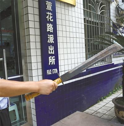 交通纠纷老汉喊"砍我噻 奥迪车主被惹毛摸出大砍刀
