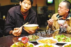 2.24米巨人还在长高 神秘爱心人士接他到医院
