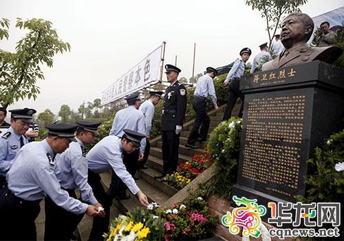 蒋卫红烈士雕像今揭幕 英雄骨灰入土上百群众