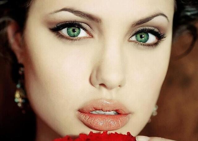 5步打造安吉丽娜·朱莉丰满性感双唇