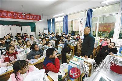 垫江中学教师开车灯照亮学生归寝路 获社会各界点赞_重庆头条新闻_中