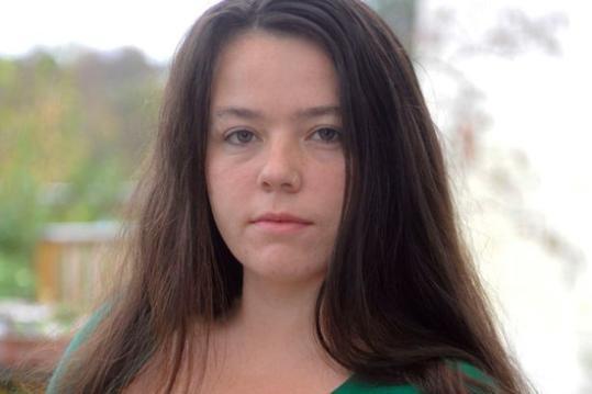 英女子对色情片上瘾 为看片忘记吃饭欠4万债务