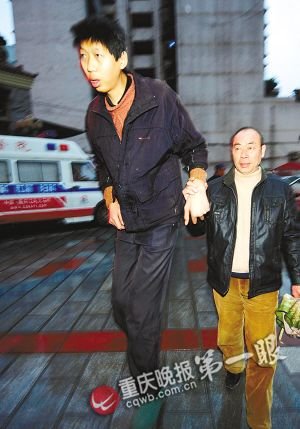 2.24米巨人还在长高 神秘爱心人士接他到医院