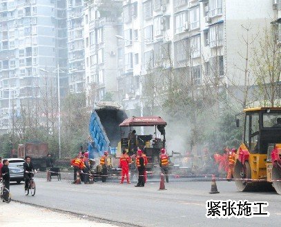 县城道路白改黑全力推进