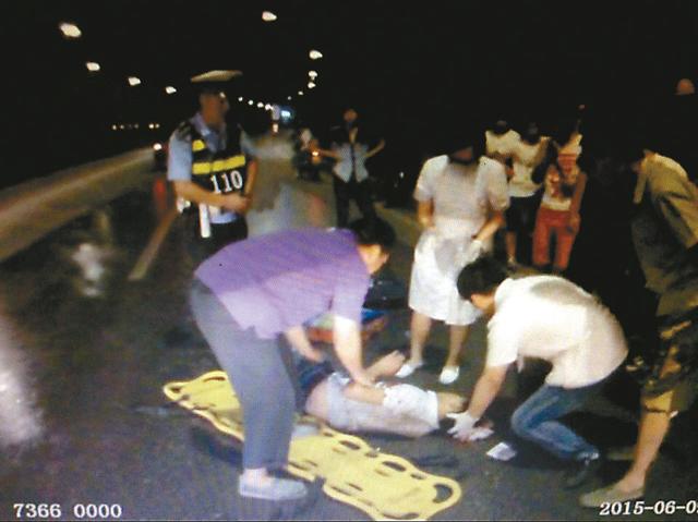 男子沙滨路上戴着耳机骑自行车 听不到汽车鸣